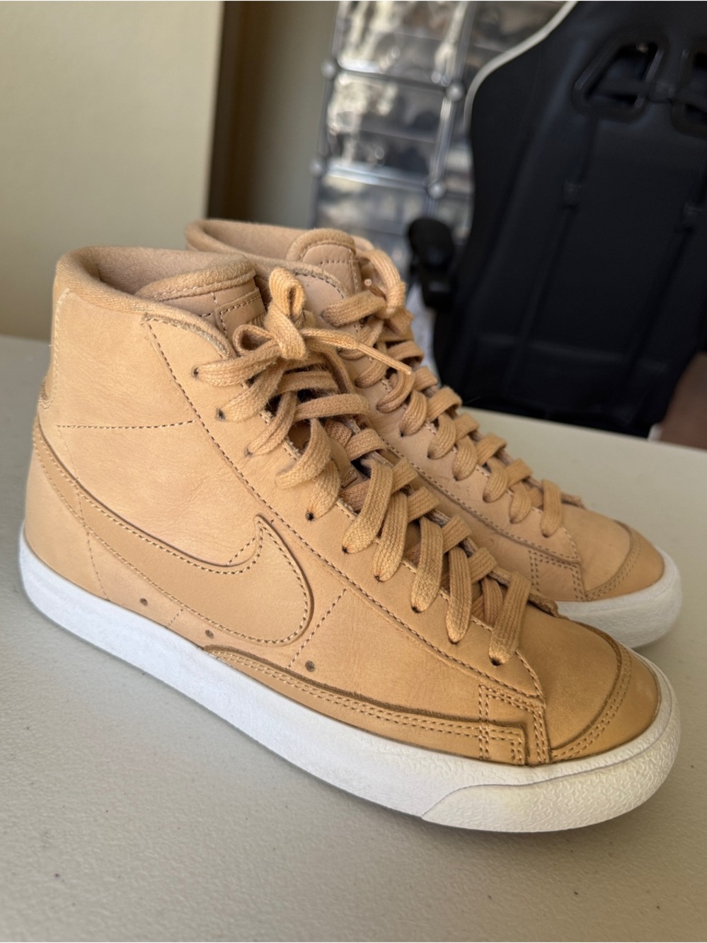 Nike women’s Blazer Mid Top Lace-Up Sneakers Beige/White size 6.5